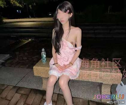 校园内石凳上抱着被保安看见的风险疯狂与妹妹做爱